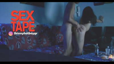 Симпатична ученичка со нејзиното момче